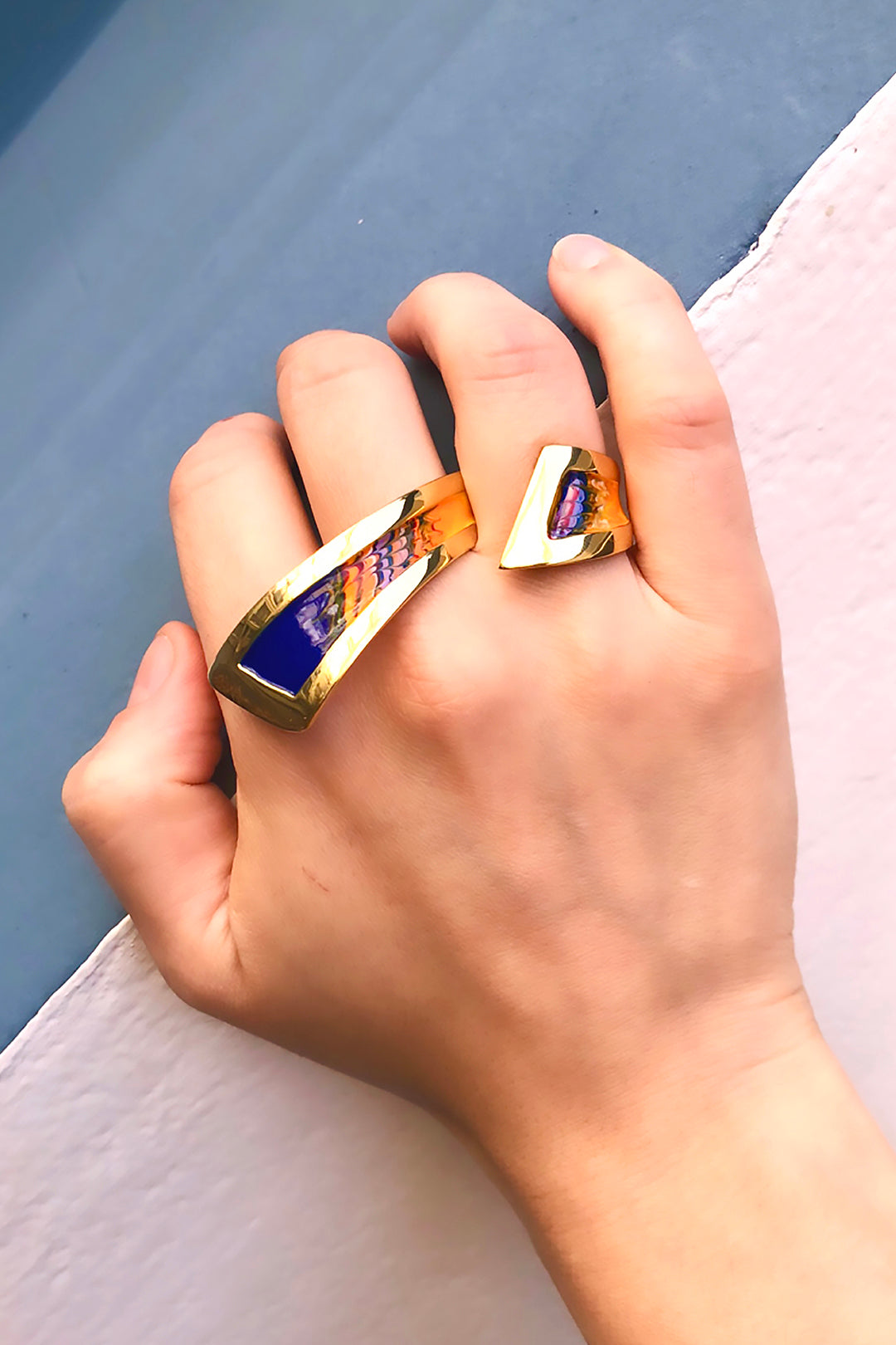 Gold cocktail ring with blue marbled enamel from Atelier ORMAN