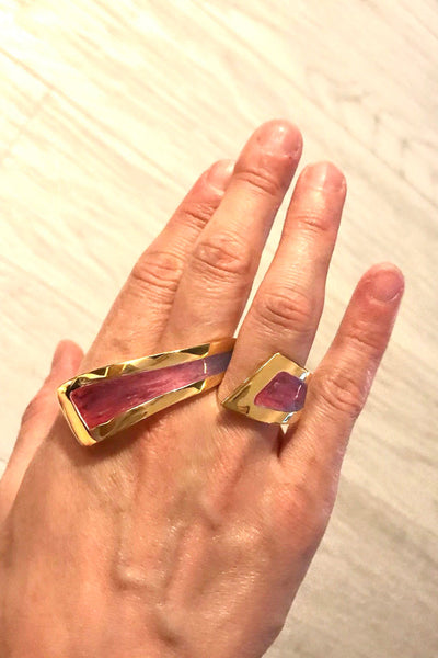 Gold cocktail ring with pink marbled enamel from Atelier ORMAN