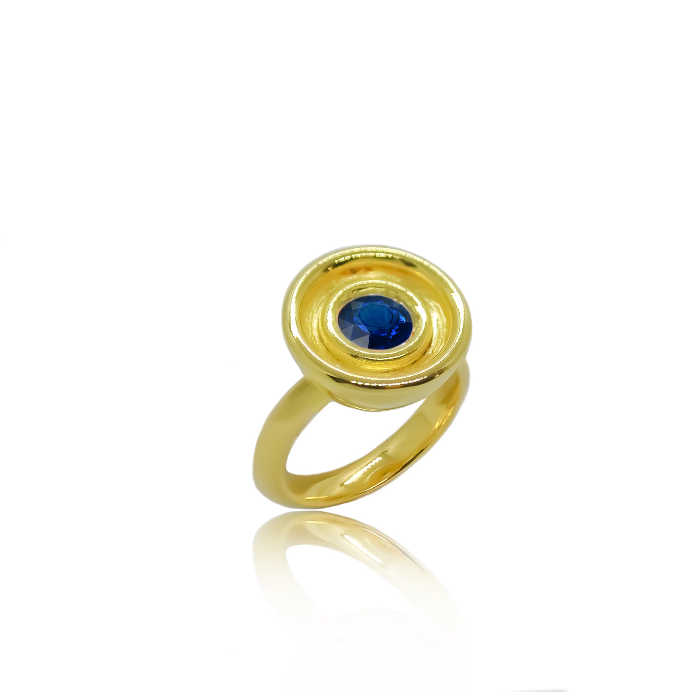 Solitaire cocktail gold ring with blue sapphire from Atelier ORMAN
