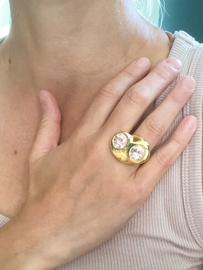 Gold sculptural cocktail ring with rose quartz from Atelier ORMAN
